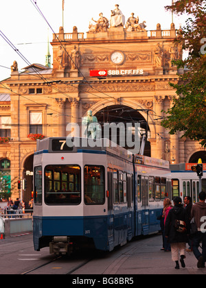 Schweiz, Zürich, tram vor Hauptbahnhof, Zürich Hauptbahnhof Stockfoto