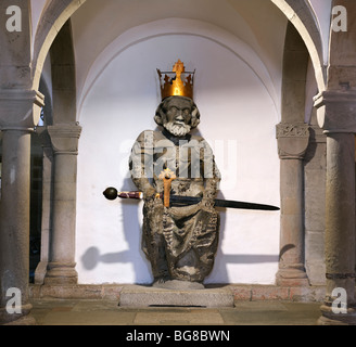 Schweiz, Zürich, Statue Kaiser Ludwig (Ludwig der deutsche), der Enkel von Karl dem großen in der Krypta der Fraumünster-Kirche Stockfoto