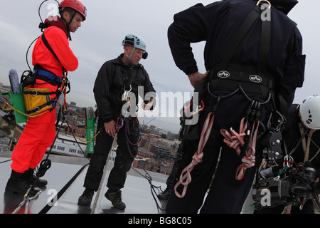 BBC-"Blue Peter" Moderator Joel Defries anschicken, einige Fensterreinigung für das Programm an die Sage Gateshead in Newcastle zu tun. Stockfoto