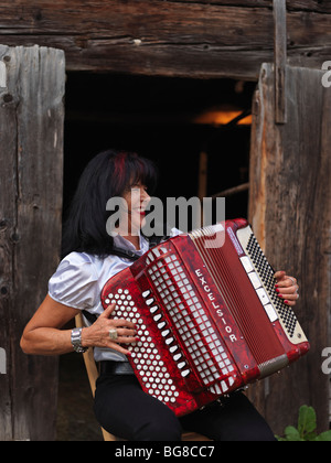 Schweiz, Goms Region, Binn, lokale Musiker spielen traditionellen Musik auf Akkordeon Stockfoto