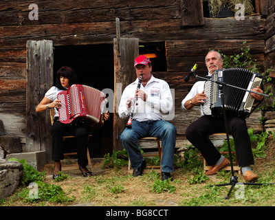 Schweiz, Goms Region Binn, drei lokale Musiker spielen traditionellen Musik Stockfoto