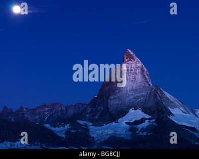 Schweiz, Wallis, Zermatt, Gornergrat, Mond Einstellung über das Matterhorn im Morgengrauen Stockfoto