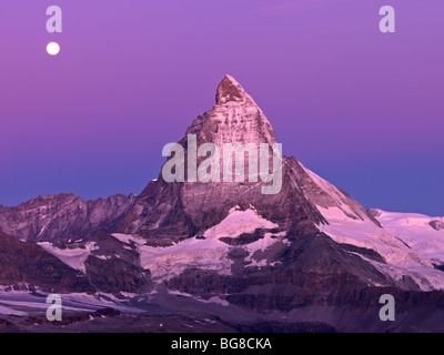 Schweiz, Wallis, Zermatt, Gornergrat, Mond Einstellung über das Matterhorn im Morgengrauen Stockfoto