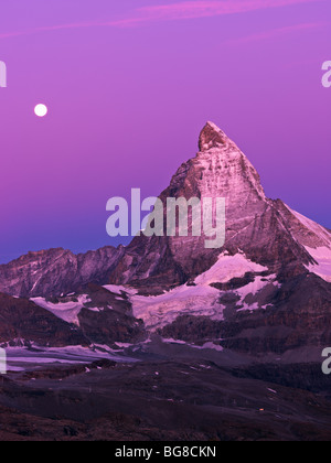 Schweiz, Wallis, Zermatt, Gornergrat, Mond Einstellung über das Matterhorn im Morgengrauen Stockfoto