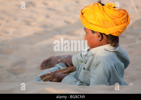 Kleiner Junge in der Wüste Stockfoto