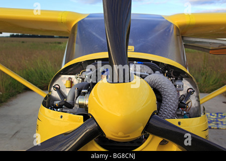 Kleinflugzeuge Flugzeuge geparkt an einem Rasen Flugplatz, Russland Stockfoto