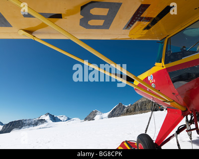 Schweiz, Jungfraujoch-Top of Europe, Flugzeug am Gletscher mit Bergen im Hintergrund. Der große Aletschgletscher Stockfoto