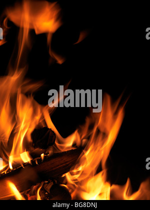 Nahaufnahme des Brennens Brennholz auf schwarzem Hintergrund Stockfoto