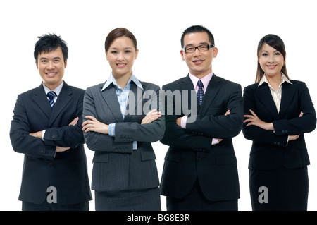 Vier Unternehmer mit ihren verschränkten Armen stehend Stockfoto