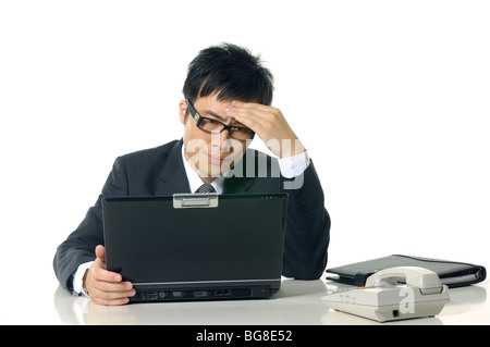 Deprimiert Geschäftsmann Blick auf einem laptop Stockfoto