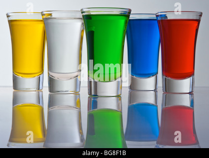 Stillleben aus fünf kleinen Haufen aus dem Glas gefüllt Farbe Cocktails mit Überlegung Stockfoto