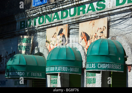 Chaparreras und andere traditionelle Mariachi-Kleidung zu speichern, an der Plaza Garibaldi in Mexiko-Stadt in Mexiko-Stadt, Mexiko Stockfoto