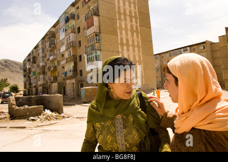 Zwei Frauen Fuß außerhalb Wohnblocks in Kabul. Stockfoto