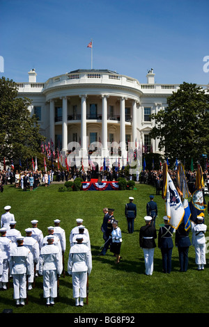 Die britische Königin Elizabeth II ist herzlich eingeladen, im Weißen Haus in eine offizielle staatliche Ankunft von Präsident George W. Bush Stockfoto