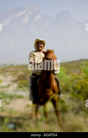 Ein Mann auf Hourseback posiert für ein Porträt in Mexiko. Stockfoto