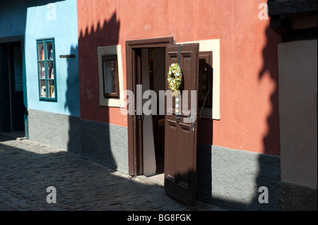 Eingang von einem schönen Haus in der Golden Lane, Prag Stockfoto