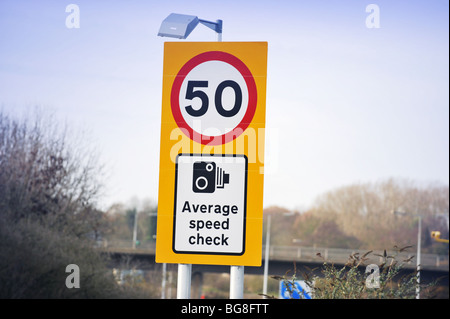 50 Meile eine Stunde durchschnittliche Geschwindigkeit Kamera Warnung Sighn auf der Autobahn M3 in Surrey England Stockfoto