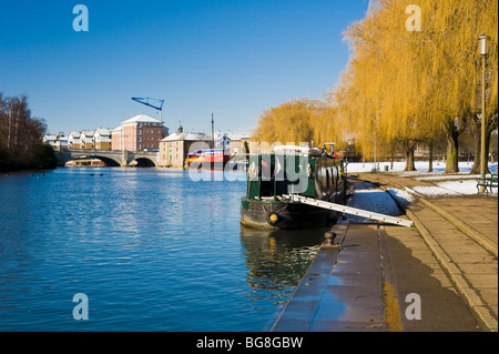 Nene-Fluss im zentralen Peterborough nach Schnee fallen Stockfoto