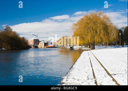 Nene-Fluss im zentralen Peterborough nach Schnee fallen Stockfoto