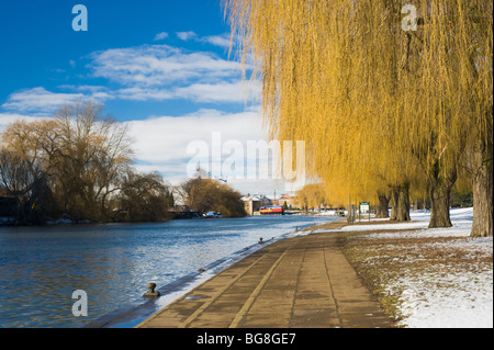 Nene-Fluss im zentralen Peterborough nach Schnee fallen Stockfoto