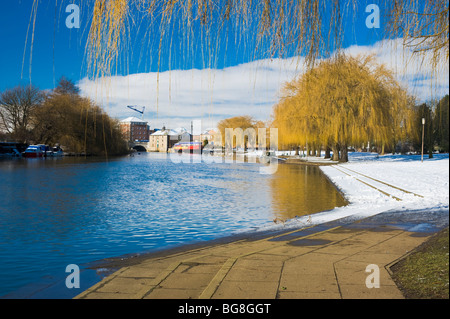 Nene-Fluss im zentralen Peterborough nach Schnee fallen Stockfoto