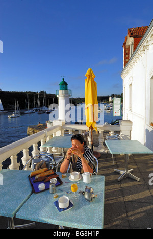 Belle-Île-Insel, Sauzon (56): Frühstück am Hafen Stockfoto