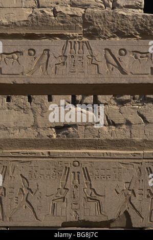 Relief, denen Gott Amun mit großer Helm mit zwei großen Federn und Bart auf dem Thron sitzt bedeckt. Luxor. Stockfoto