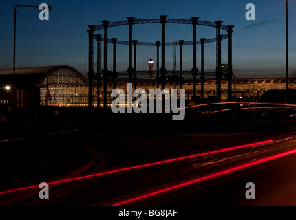 Gas-Speicherstruktur neben St. Pancras International Station Stockfoto