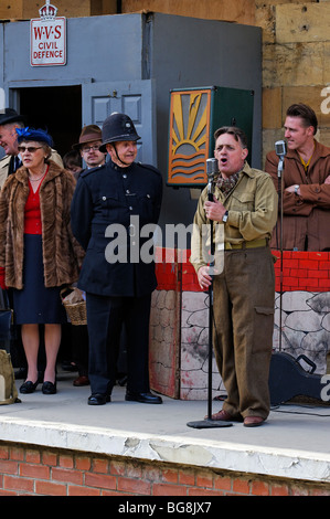 1940er Jahren unterhält Stil Sänger Paul Harper Reenactor auf einem Bahnsteig am Wochenende Pickering während des Krieges in North Yorkshire Stockfoto