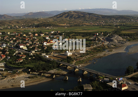 REPUBLIK VON ALBANIEN. Shkodra. Landschaft rund um das Dorf mit Brücke über Fluß Drinit. Stockfoto
