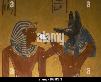 Ägypten. Grab von Menjeperura oder Thutmosis IV. Anubis gibt dem Pharao den Schlüssel des Lebens. Stockfoto