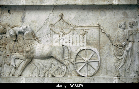 Römische Marmorrelief aus einem Gedenkstein an die Schlacht von Actium (31 v. Chr.). Detail einer Prozessionsstraße Szene. Stockfoto