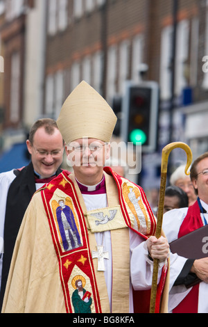 RT Revd Alan Smith, 10. Bischof von St Albans während seiner Einweihung parade Stockfoto