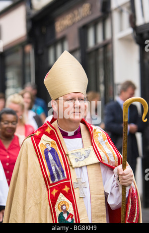 RT Revd Alan Smith, 10. Bischof von St Albans während seiner Einweihung parade Stockfoto