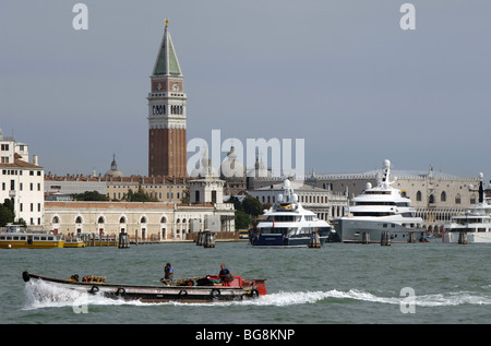 Italien. VENEDIG. Teilansicht der Stadt mit der Campanile von San Marco. Stockfoto