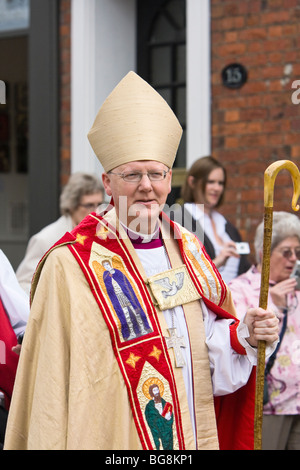 RT Revd Alan Smith, 10. Bischof von St Albans während seiner Einweihung parade Stockfoto