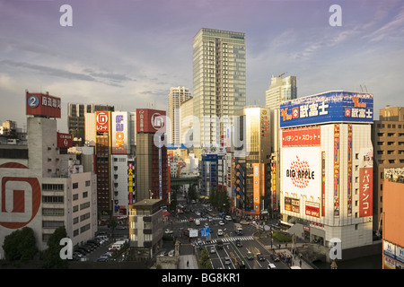 Japan. TOKYO. Straße im Einkaufsviertel Akihabara in Chiyoda Bezirk. Insel Hondo (Honshu). Stockfoto