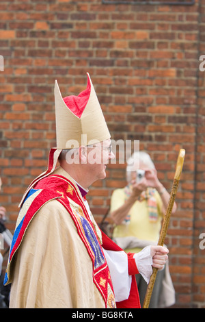 RT Revd Alan Smith, 10. Bischof von St Albans während seiner Einweihung parade Stockfoto