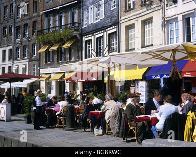 Honfleur, Normandie, Frankreich. Menschen Essen in Straßencafés am Kai von alten Hafen Vieux Bassin in Quai Ste Catherine Stockfoto