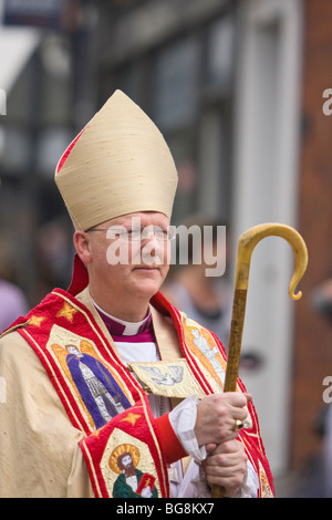 RT Revd Alan Smith, 10. Bischof von St Albans während seiner Einweihung parade Stockfoto