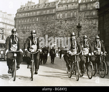 Ersten Weltkrieg (1914-1918). Deutschen Luftangriff Warnung. Französische Polizisten patrouillieren in den Straßen von Paris, Gasmasken tragen. Stockfoto