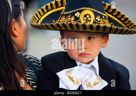 Junge gekleidet in einem Mariachi Kostüm auf dem Festival Saint Cecilia im Plaza Garibaldi-Mexiko-Stadt Stockfoto