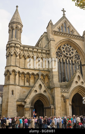 Menschenmassen vor St Albans Kathedrale während der Einweihung des 10. Bischof von St Albans Rt Revd Alan Smith Stockfoto