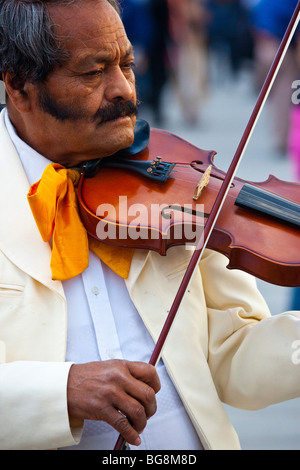 Mariachi-Spieler im Plaza an der Plaza Garibaldi beim Festival von Saint Cecilia im Plaza Garibaldi-Mexiko-Stadt Stockfoto