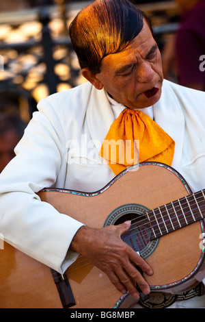 Mariachi-Spieler im Plaza an der Plaza Garibaldi beim Festival von Saint Cecilia im Plaza Garibaldi-Mexiko-Stadt Stockfoto