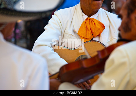 Mariachi-Spieler im Plaza an der Plaza Garibaldi beim Festival von Saint Cecilia im Plaza Garibaldi-Mexiko-Stadt Stockfoto