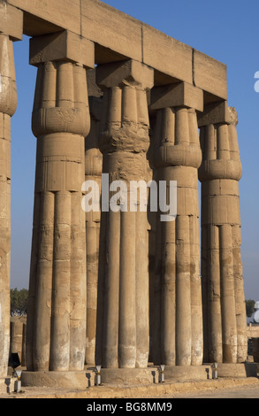 Ägypten. Luxor-Tempel. Hof des Amenhotep III von fasciculate Säulen mit Kapitellen Papyrus komponiert. Stockfoto