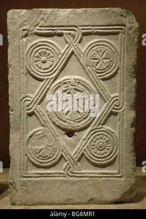 BYZANTINISCHE KUNST. Griechenland. Marmorplatte mit einem Relief verziert über florale und geometrische Motive miteinander verflochten. Stockfoto