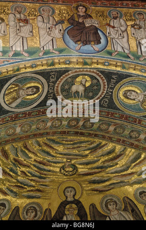 Euphrasius-Basilika. Mosaik mit Christus und die zwölf Apostel und Jungfrau und Kind von Engeln flankiert. Porec. Kroatien. Stockfoto