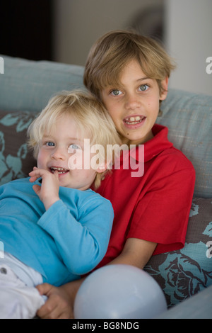 zwei junge Brüder gemeinsam auf couch Stockfoto